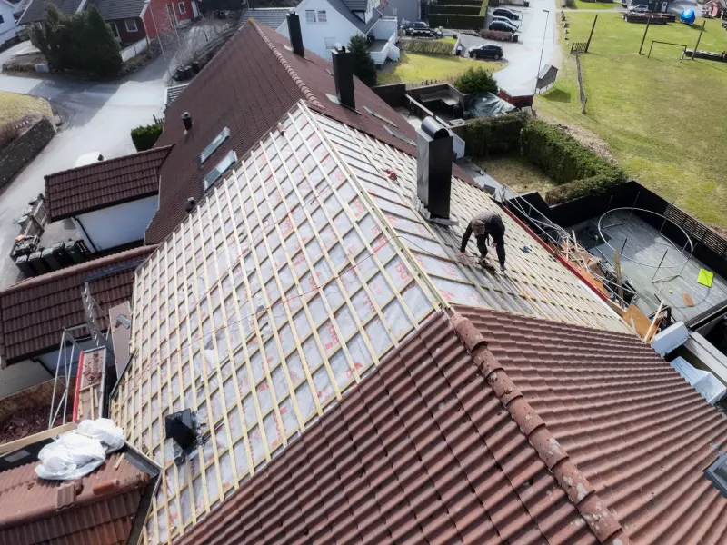 Full takrenovering — dronebilde av ferdig tak